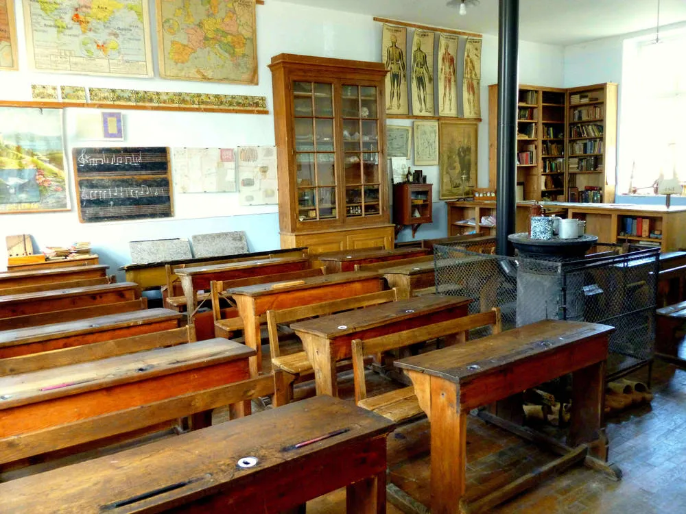 Image qui illustre: L'école D'autrefois à Château-Chalon - 0
