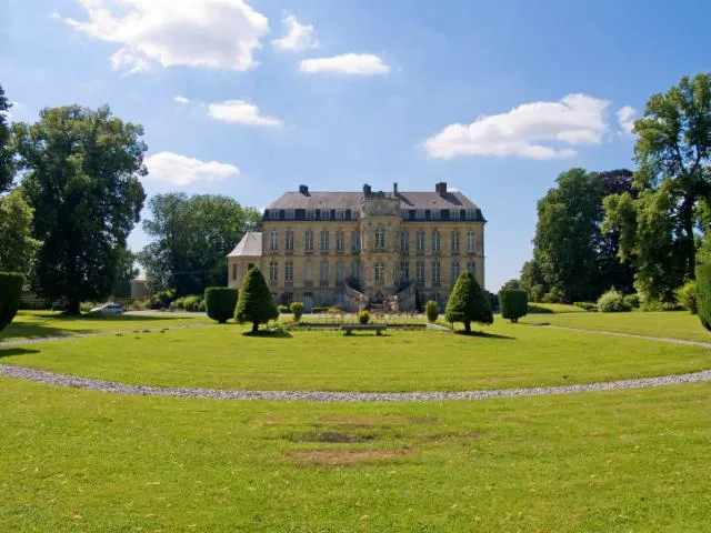 Image qui illustre: Chaussoy-Epagny.  Visite guidée des jardins. Découverte du tracé de la chaussée Brunehaut dans le parc du château