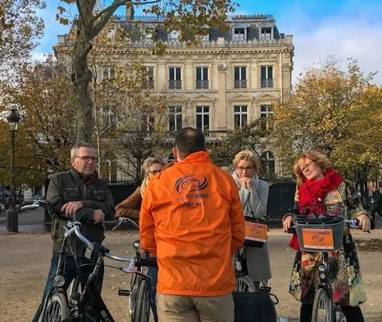 Image qui illustre: Visite des secrets de Paris à vélo