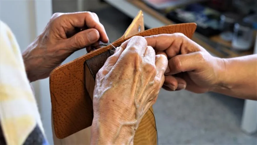 Image qui illustre: Réalisez votre portefeuille en cuir sur une journée
