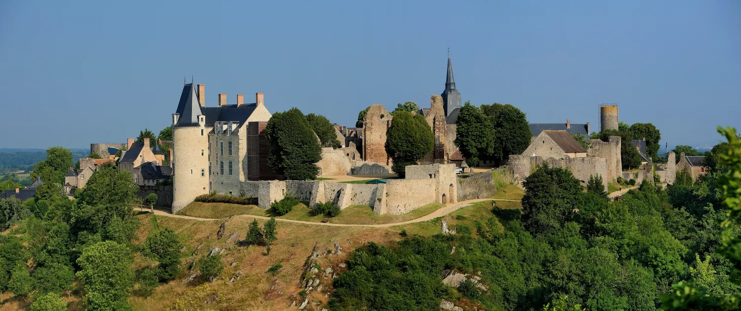 Image qui illustre: Château De Sainte-suzanne à Sainte-Suzanne-et-Chammes - 0