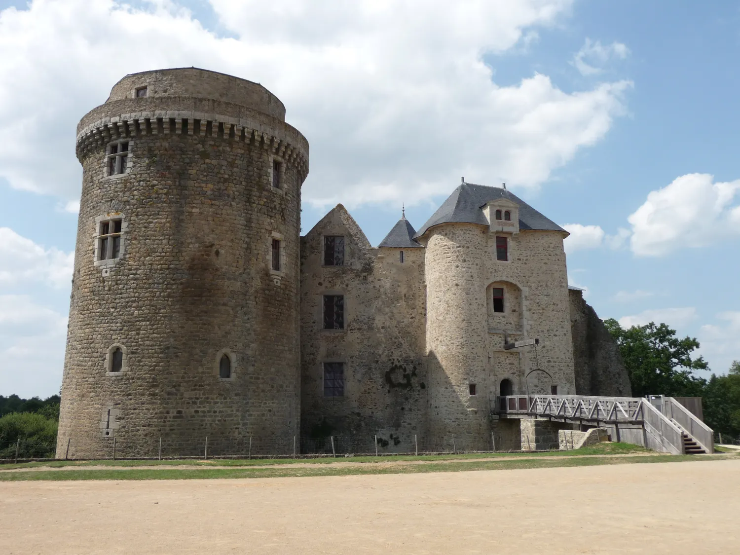 Image qui illustre: Château De Saint Mesmin à Saint-André-sur-Sèvre - 2
