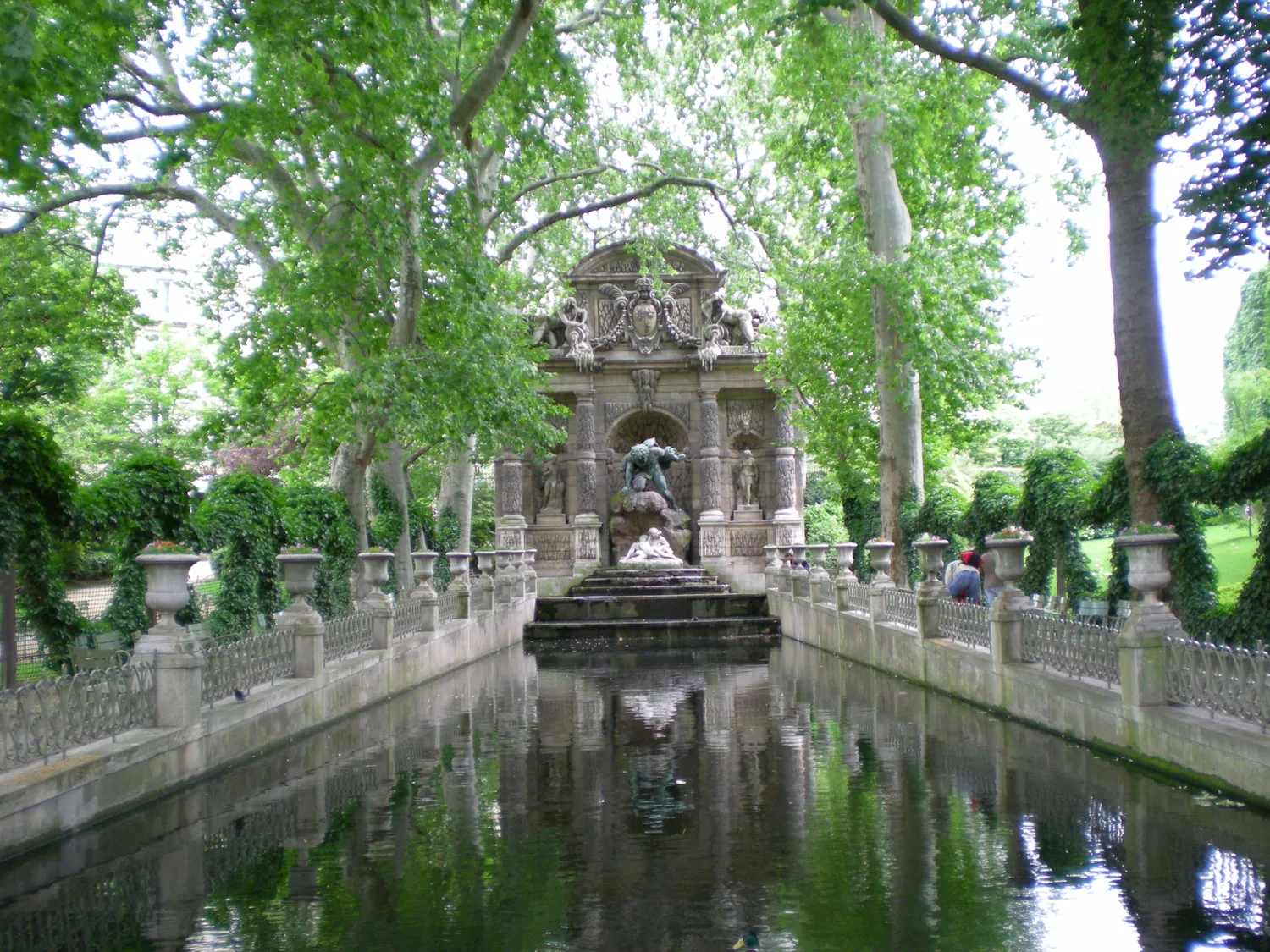 Image qui illustre: La fontaine Médicis à Paris - 0