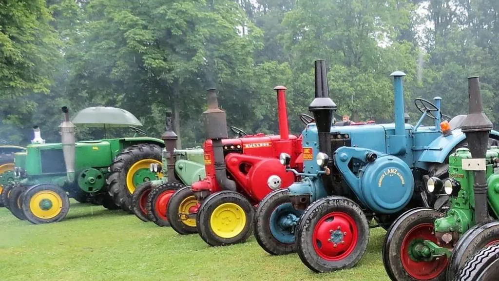 Image qui illustre: Rassemblement Des Tracteurs Anciens à Rocroi - 0