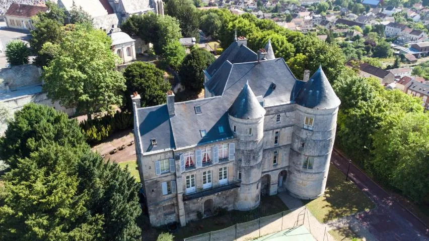 Image qui illustre: Château De Montataire