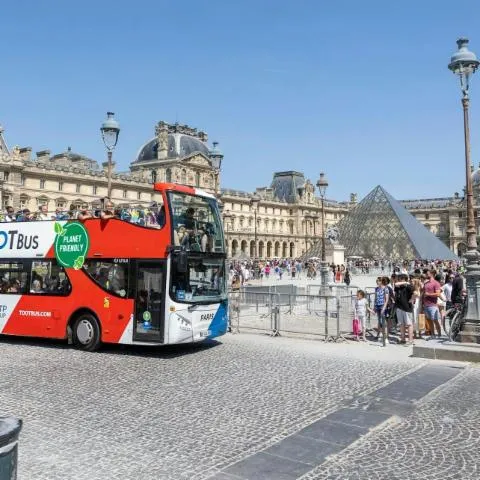 Image qui illustre: Tootbus Paris : Capitale des Jeux Circuit en bus avec arrêt et visite guidée