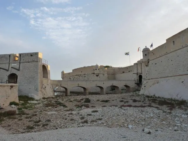 Image qui illustre: Fort De Bouc