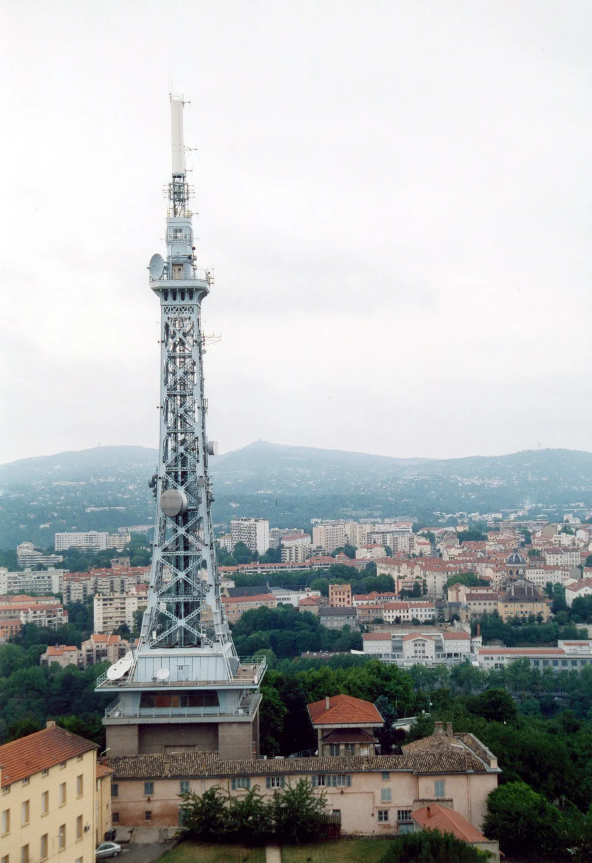 Image qui illustre: Tour métallique de Fourvière à Lyon - 1