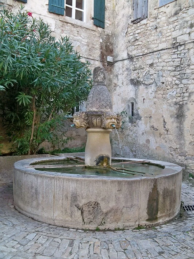Image qui illustre: Fontaine des Mascarons à Séguret - 1