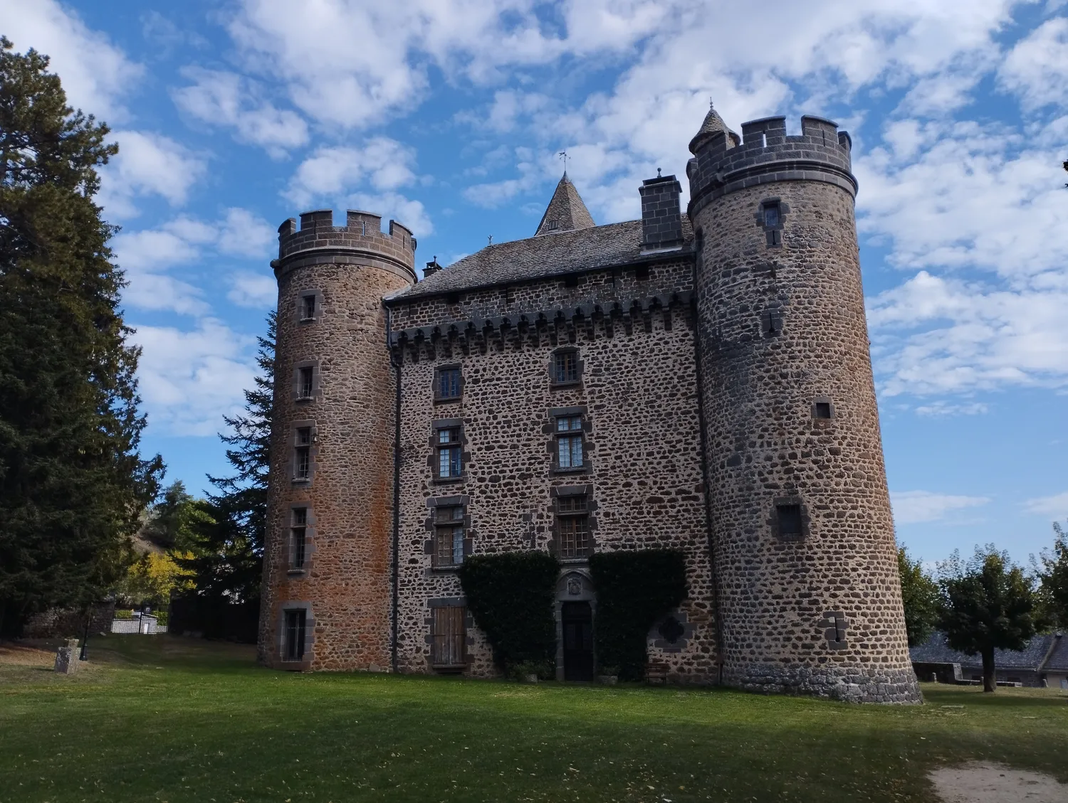 Image qui illustre: Château Des Ternes à Les Ternes - 0