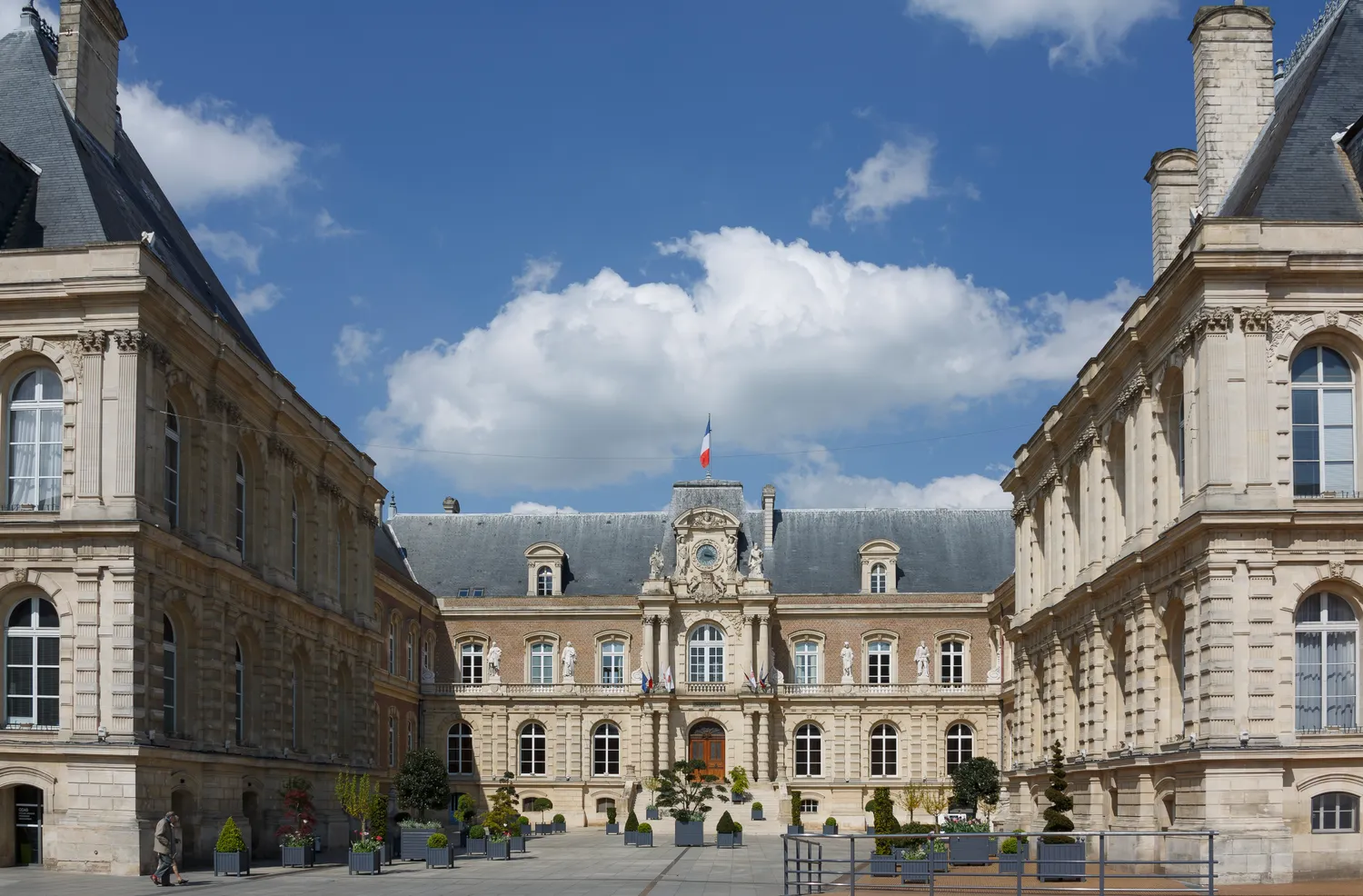 Image qui illustre: Hôtel De Ville D'amiens à Amiens - 0