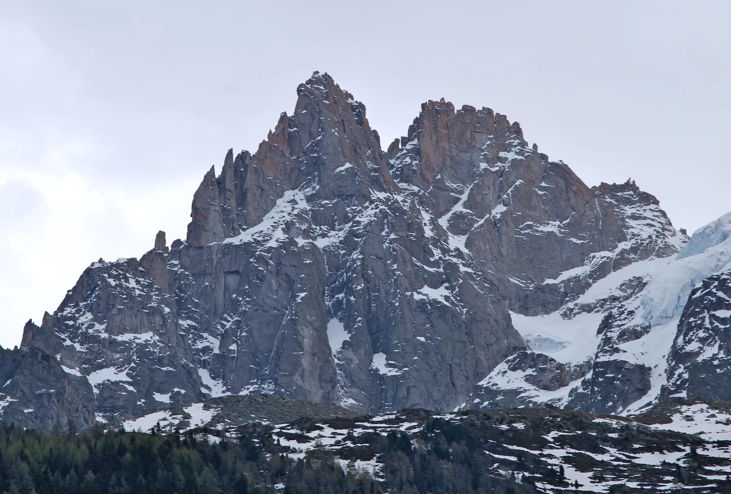 Image qui illustre: Aiguille des Grands Charmoz à Chamonix-Mont-Blanc - 0