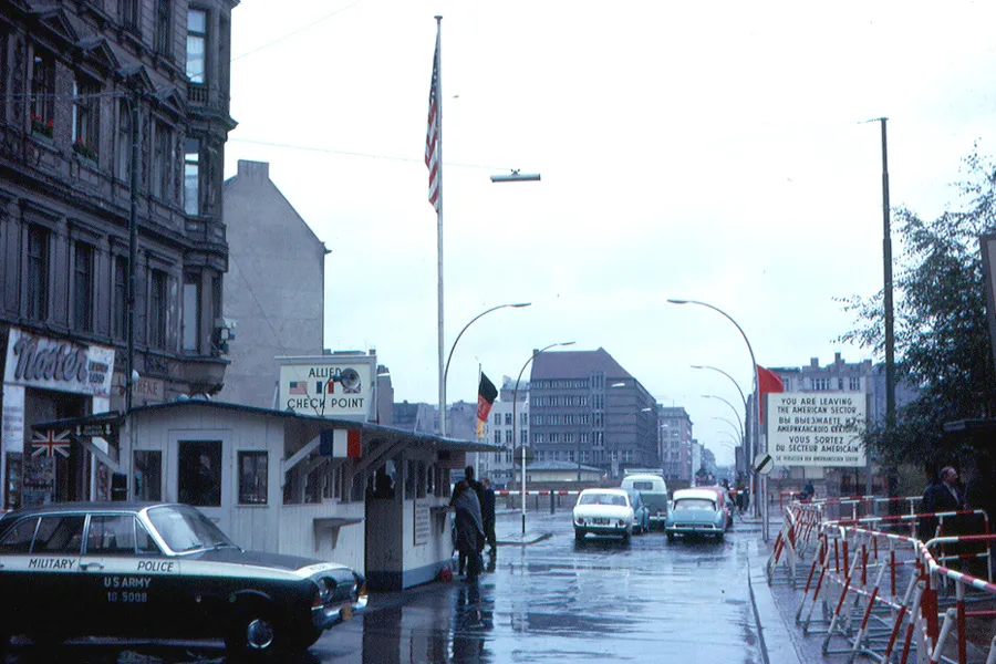 Image qui illustre: Checkpoint Charlie à  - 1