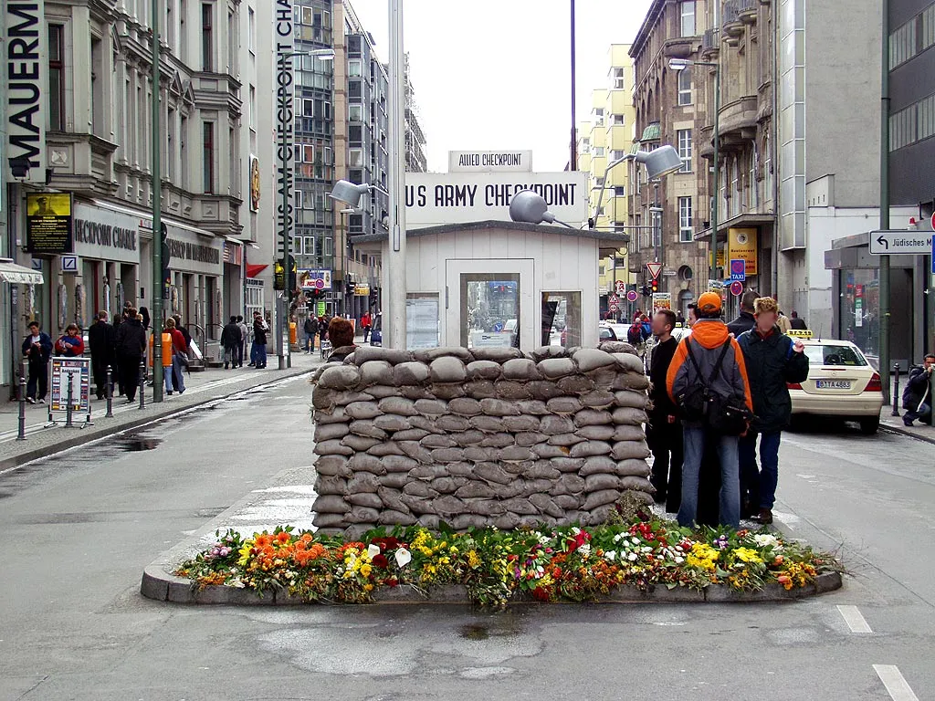 Image qui illustre: Checkpoint Charlie à  - 0