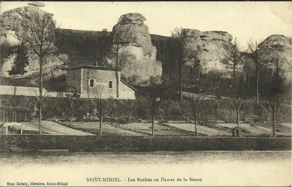 Image qui illustre: Dames De Meuse / Les Roches à Saint-Mihiel - 1