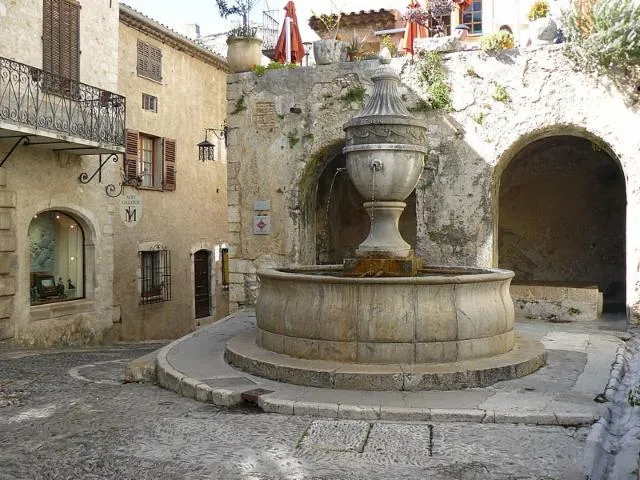 Image qui illustre: La place de la grande fontaine