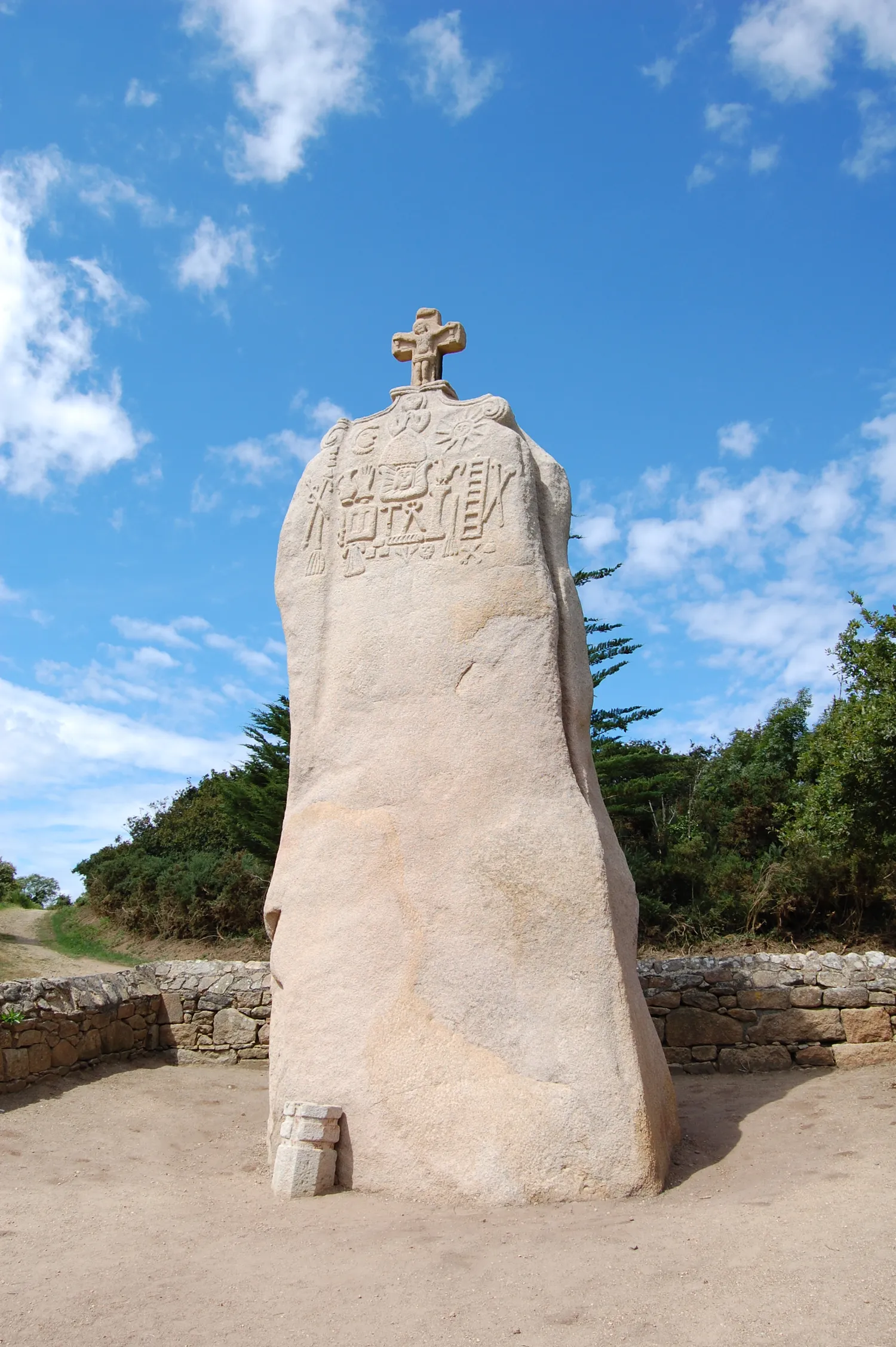 Image qui illustre: Menhir De Saint-uzec à Pleumeur-Bodou - 0