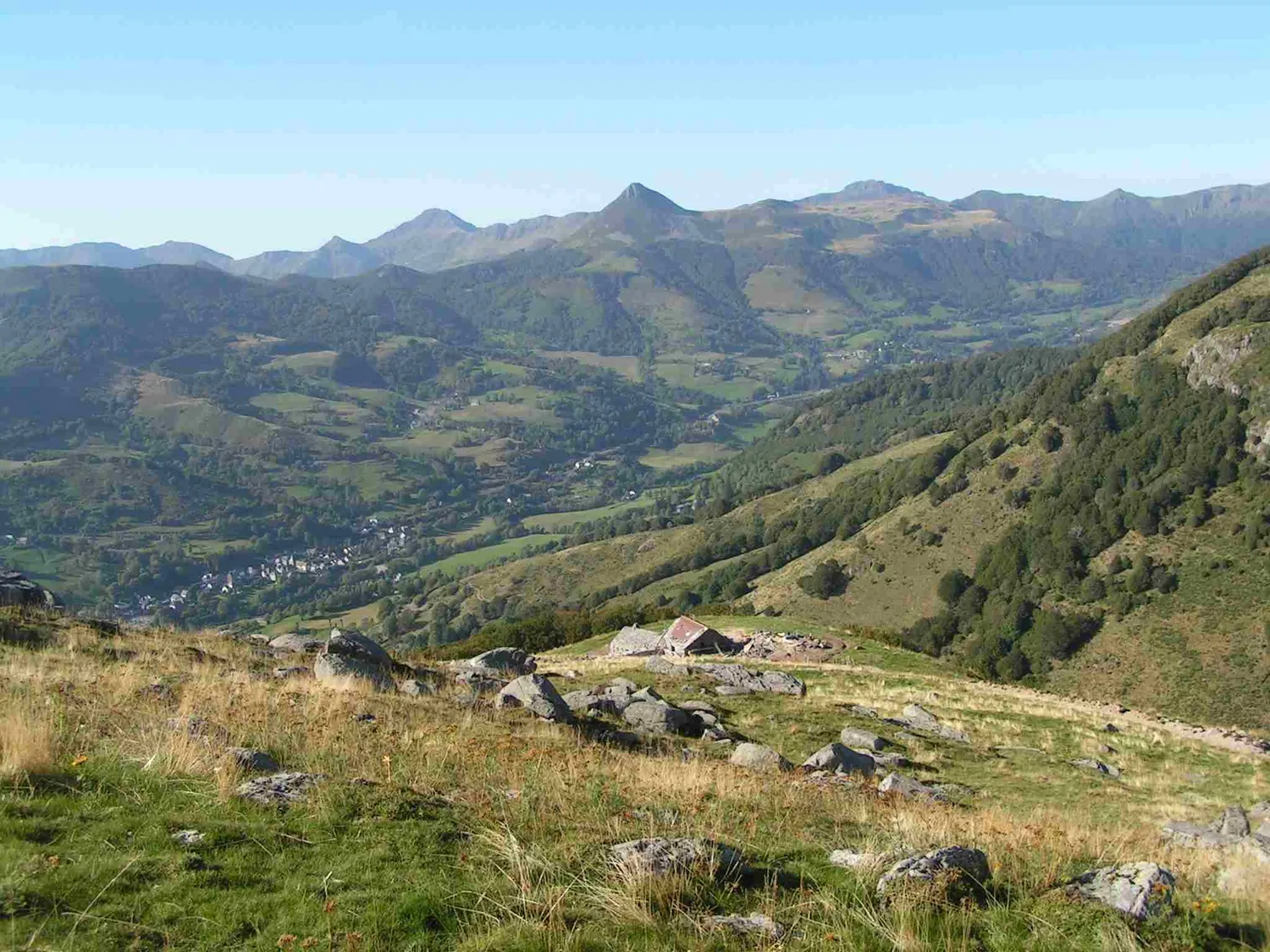 Image qui illustre: Monts du Cantal à Saint-Jacques-des-Blats - 0