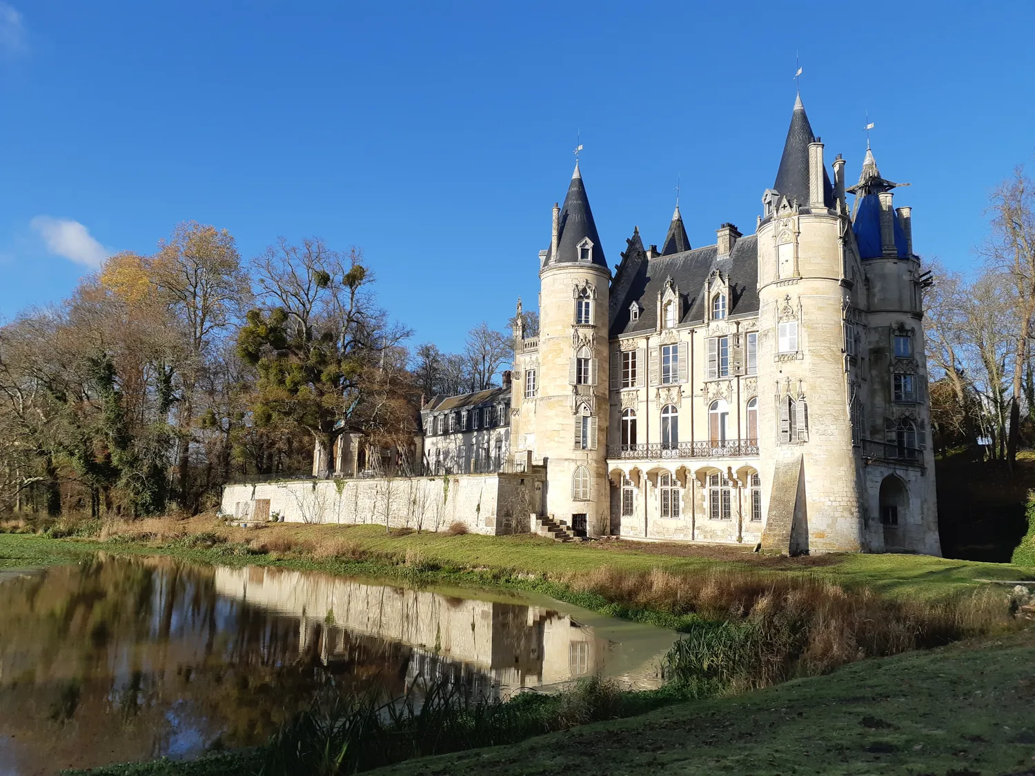 Image qui illustre: Château De Mont-L'evêque à Mont-l'Évêque - 2