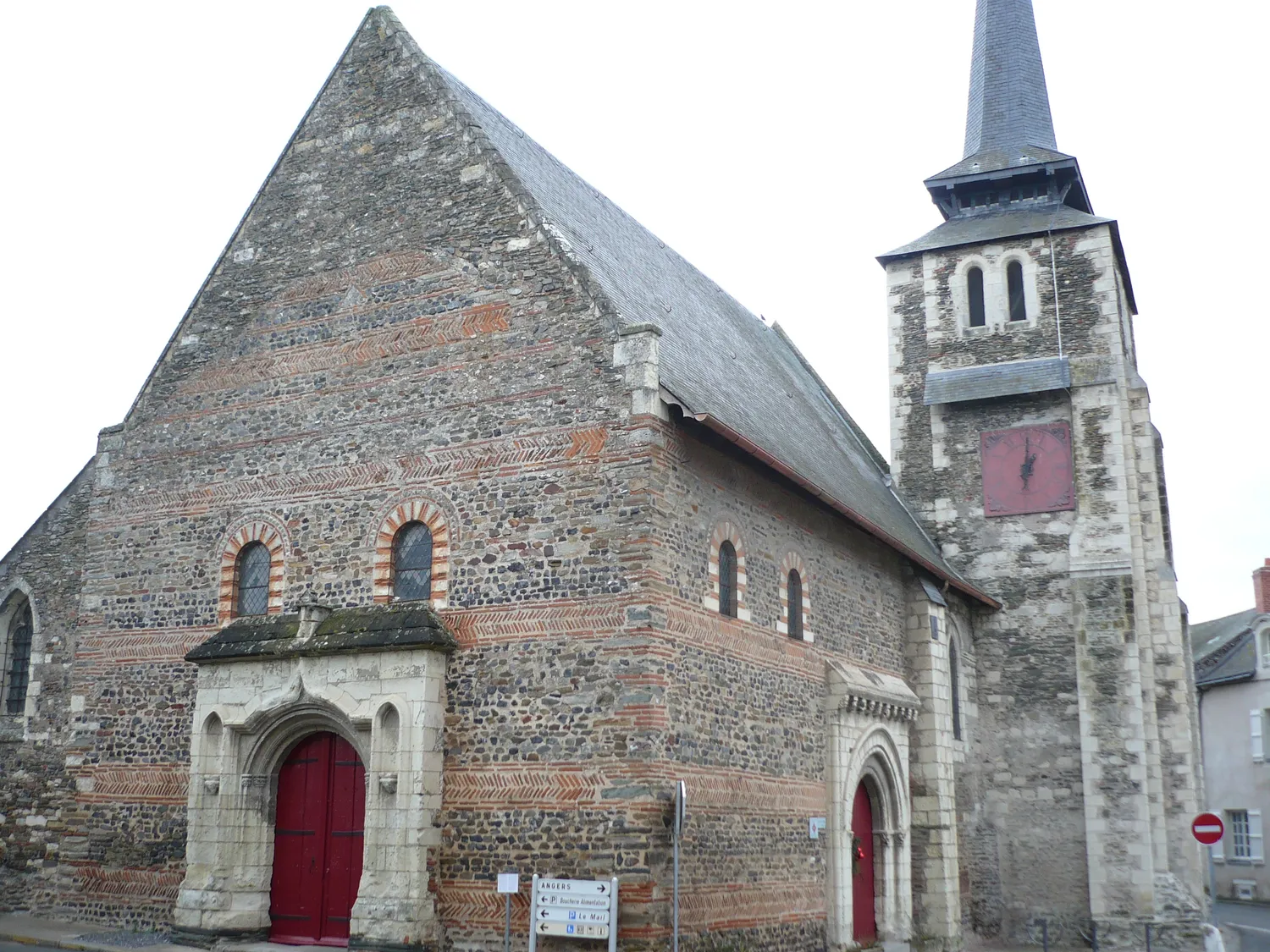Image qui illustre: Eglise Saint-pierre Et Saint-romain à Savennières - 0