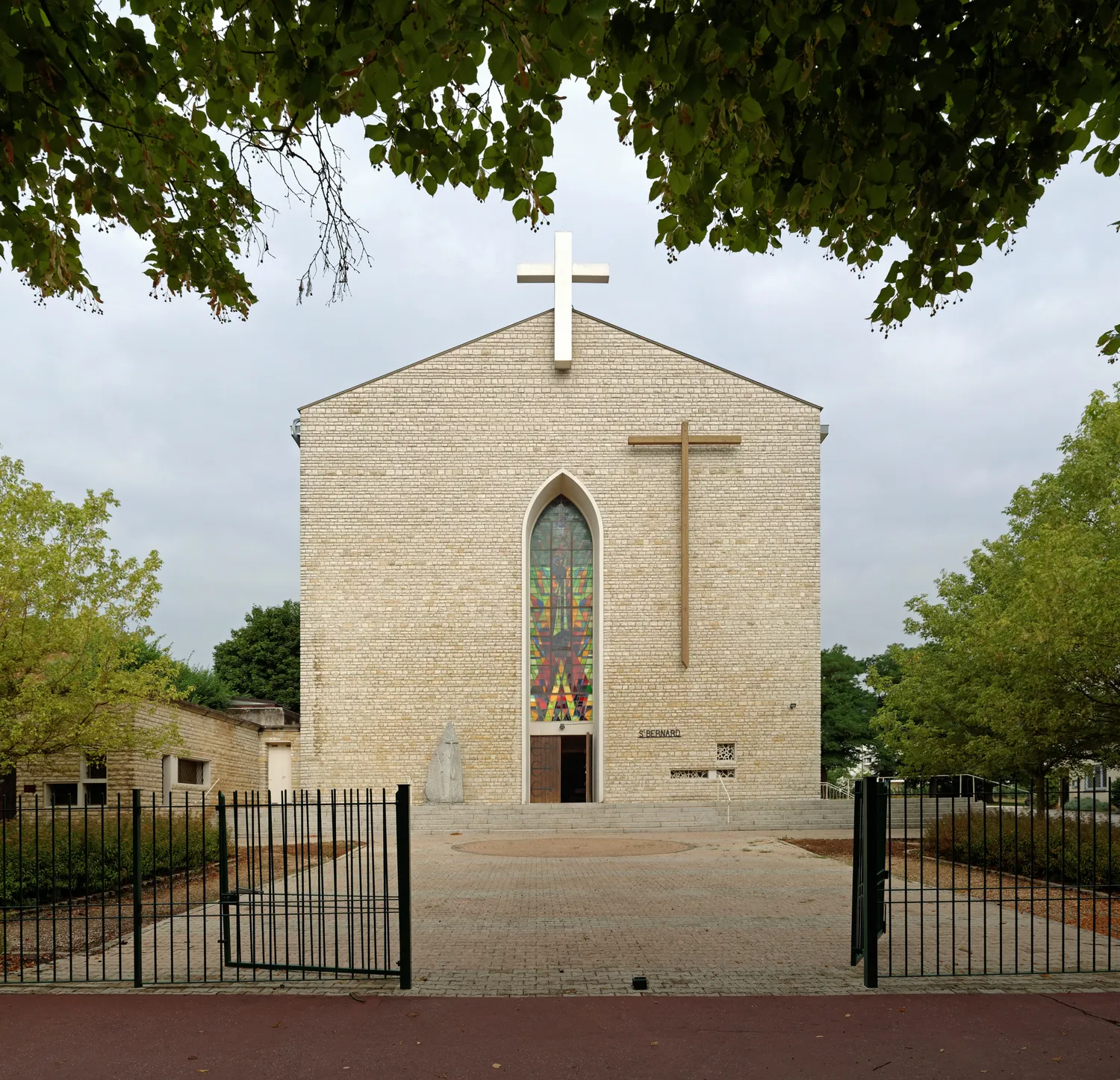 Image qui illustre: Église Saint-bernard à Fontaine-lès-Dijon - 0
