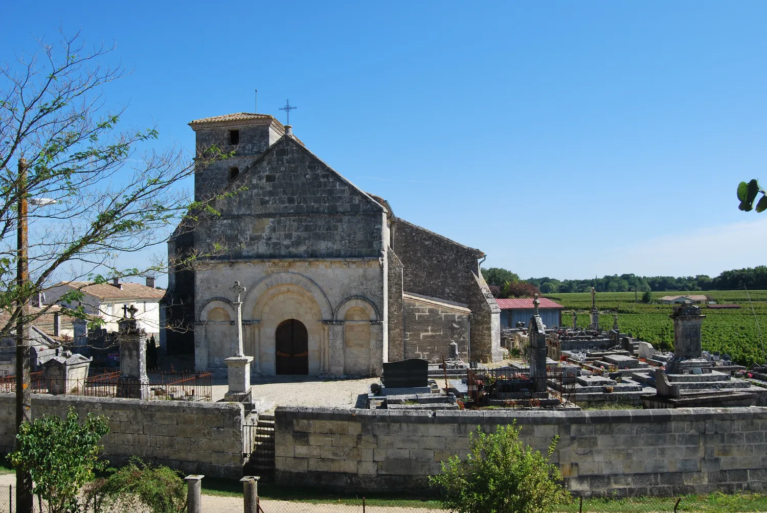 Image qui illustre: Église de Saint-Genès de Fronsac à Saint-Genès-de-Fronsac - 0