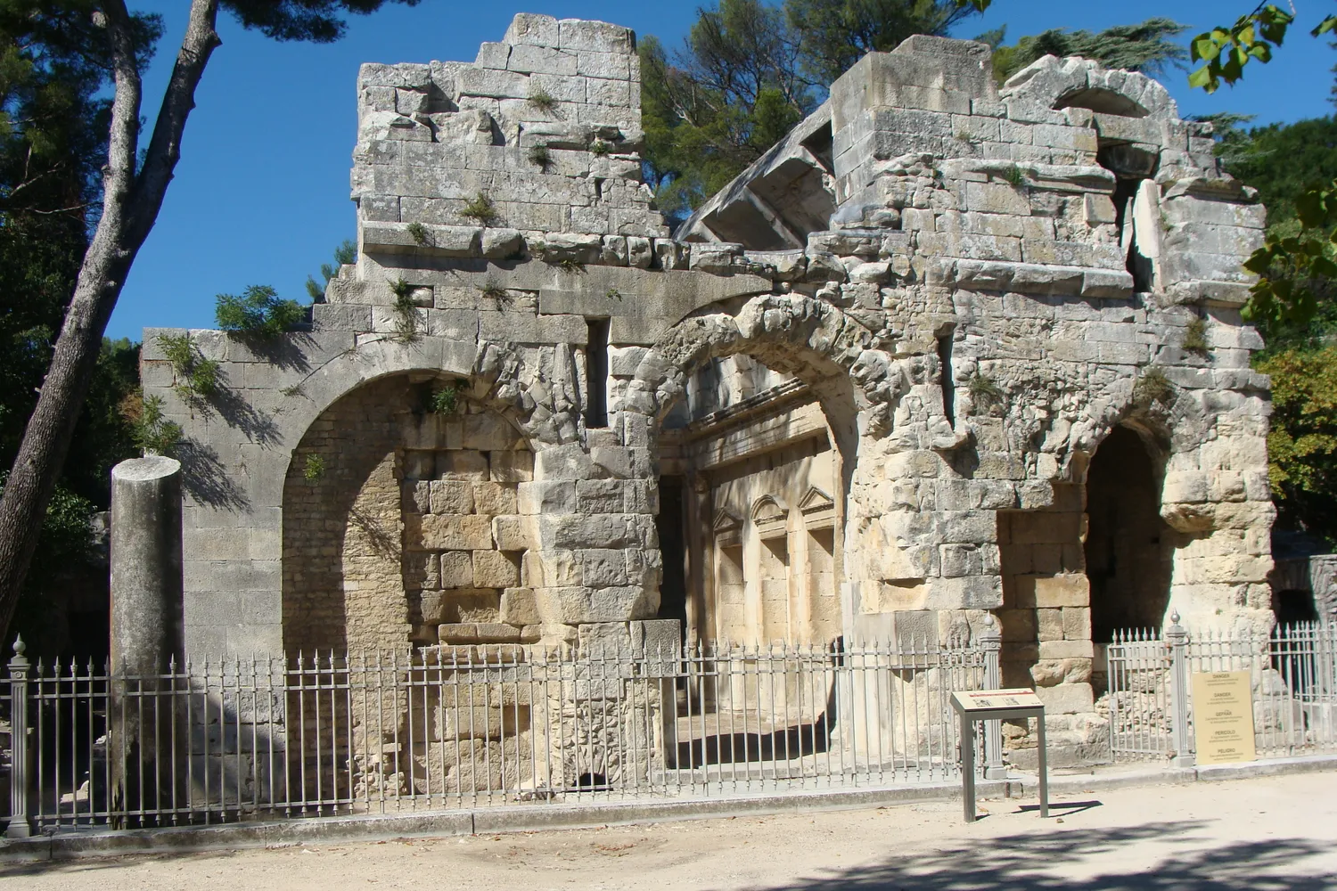 Image qui illustre: Le Temple de Diane à Nîmes - 0