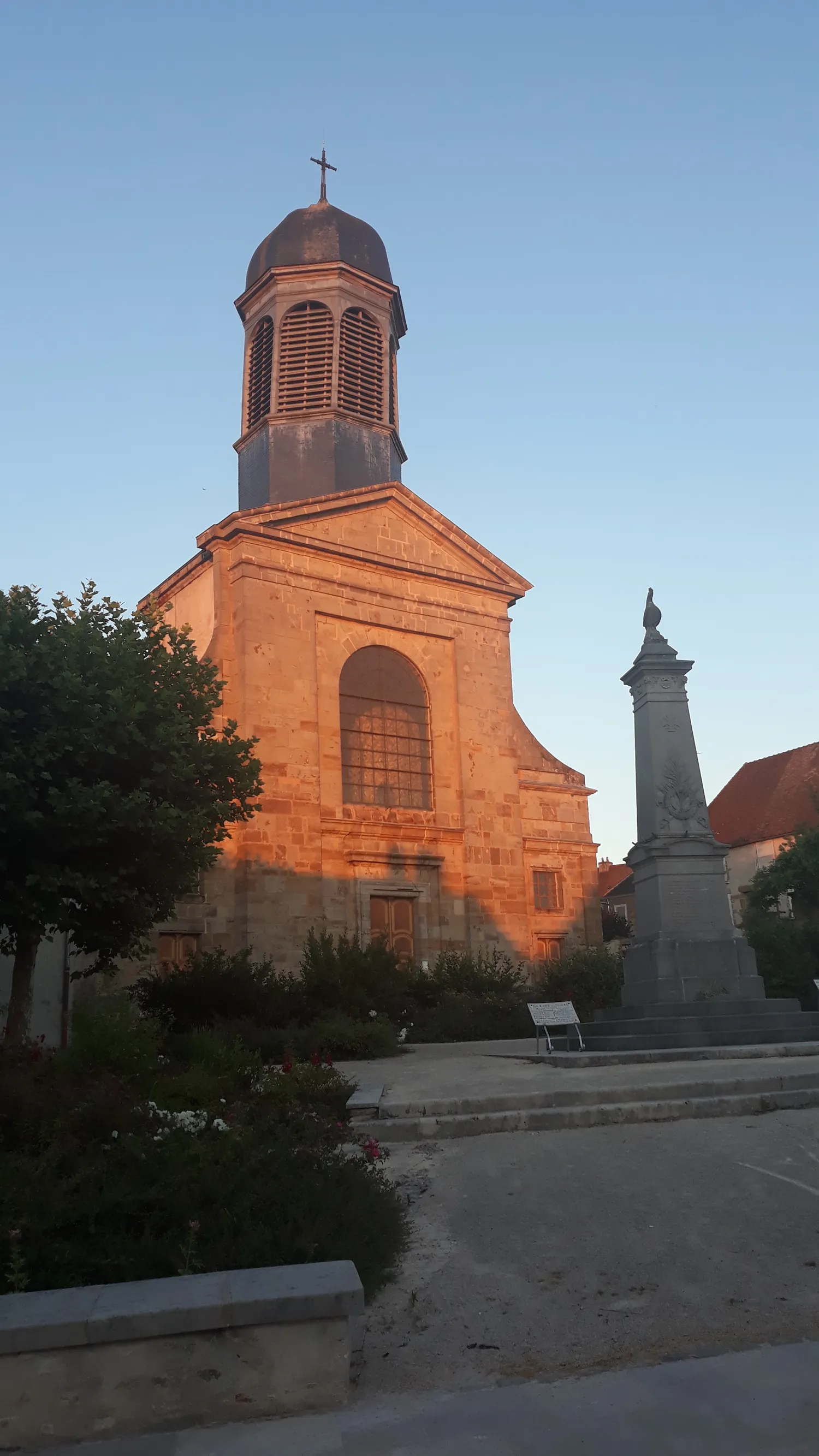 Image qui illustre: Église Saint-laurent à Arnay-le-Duc - 1