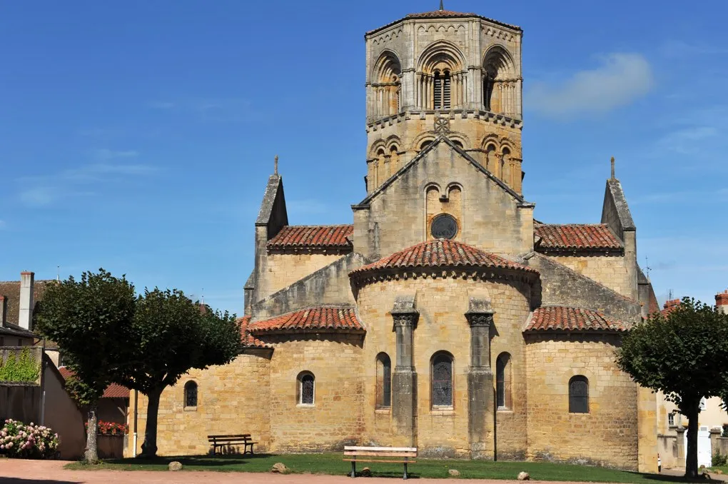 Image qui illustre: Eglise Romane Saint-hilaire à Semur-en-Brionnais - 1