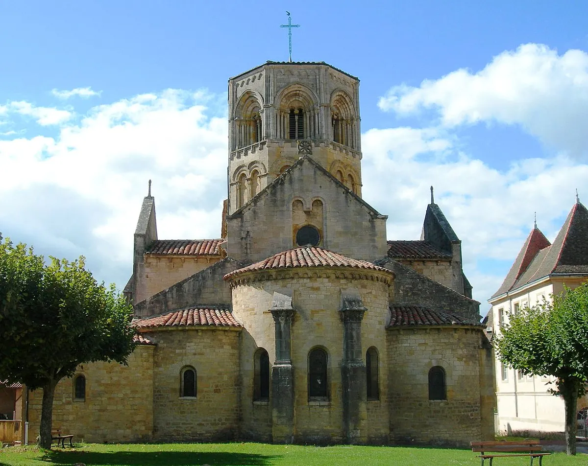 Image qui illustre: Eglise Romane Saint-hilaire à Semur-en-Brionnais - 0