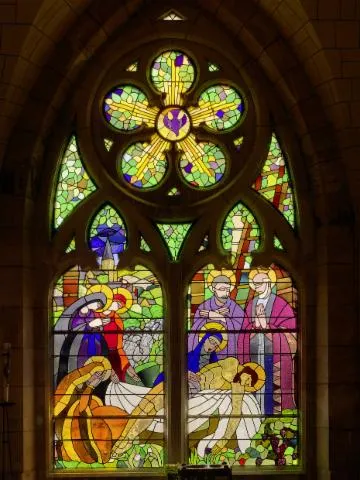 Image qui illustre: Découvrez les beautés Art déco d'une église et son fameux vitrail lors d'une visite guidée
