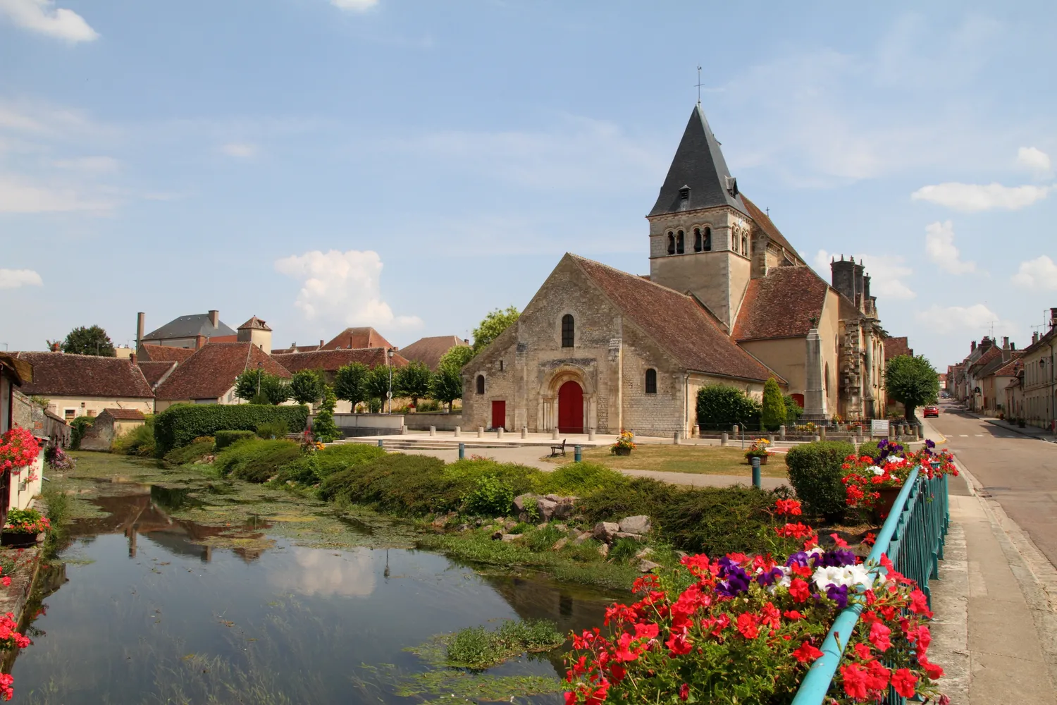 Image qui illustre: Eglise Saint-Pierre et Saint-Paul de Ligny-Le-Châtel à Ligny-le-Châtel - 0