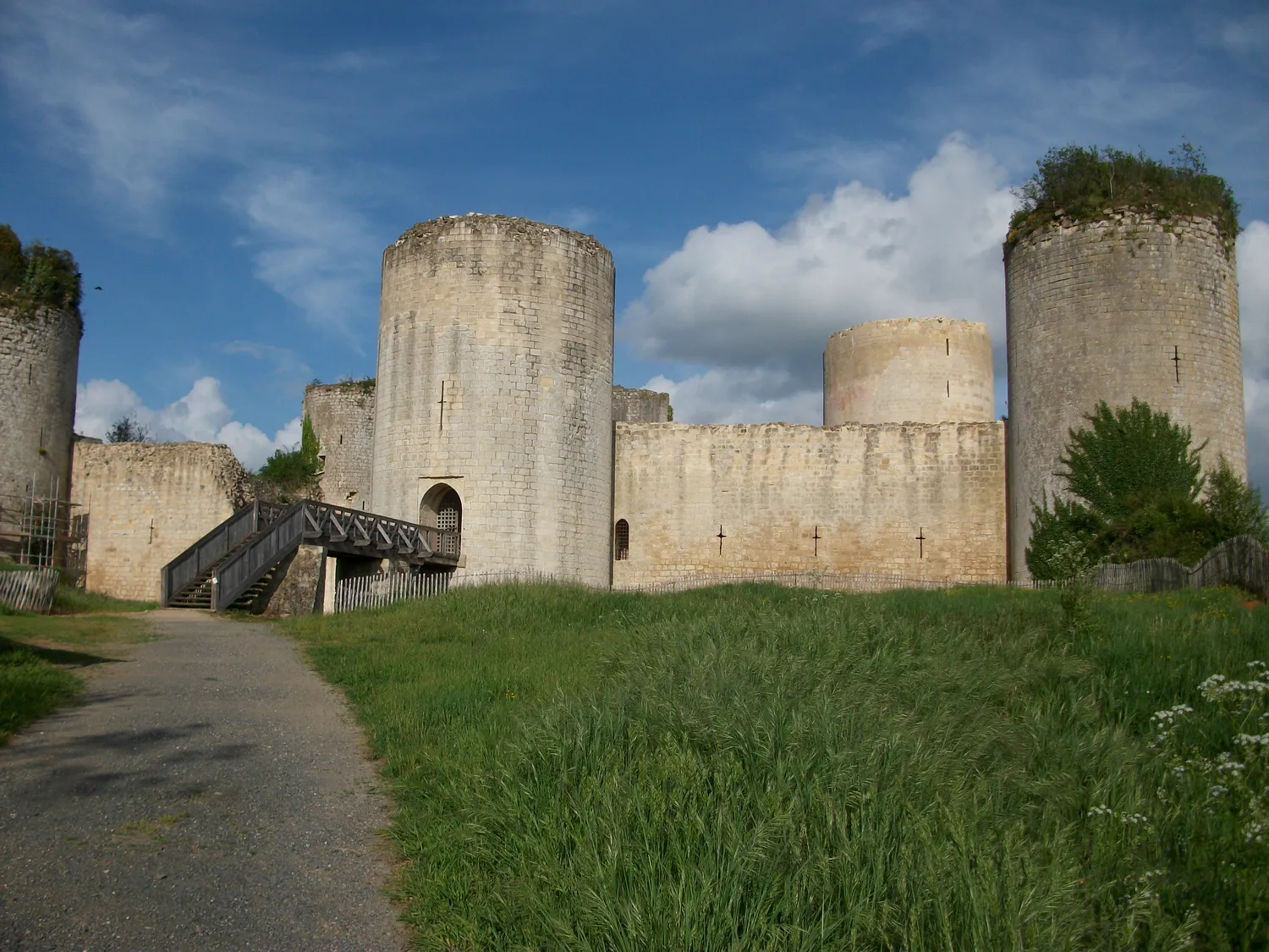 Image qui illustre: Château Du Coudray-salbart à Échiré - 2