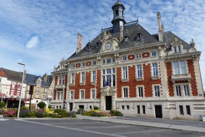 Image qui illustre: Hôtel de Ville de Rethel