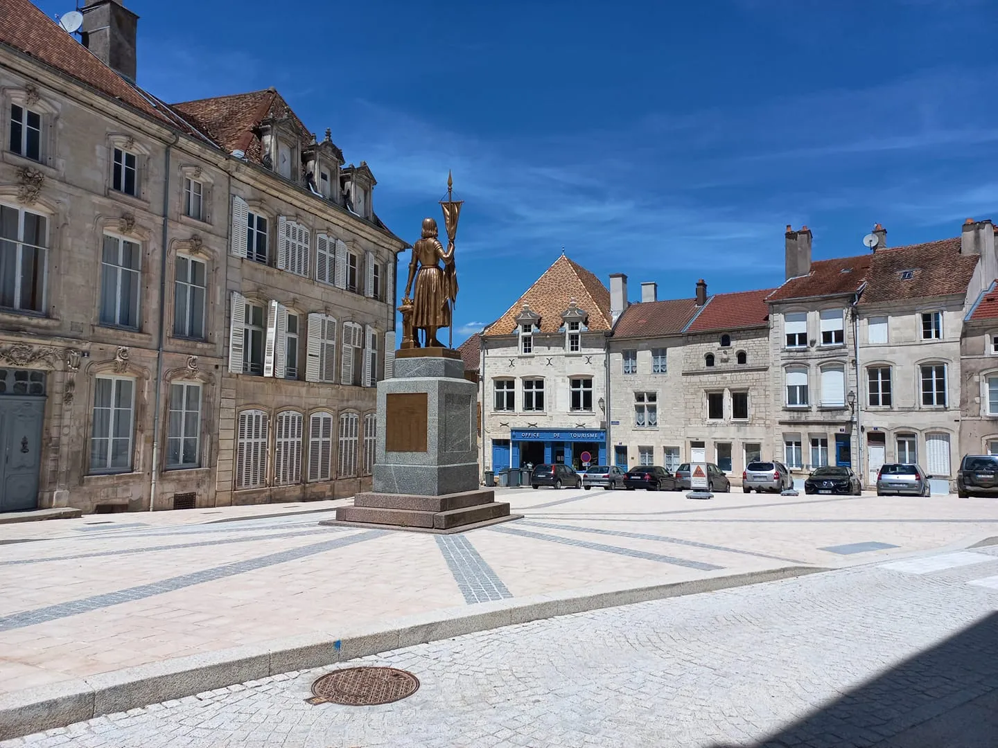 Image qui illustre: Place Jeanne D'arc à Neufchâteau - 1