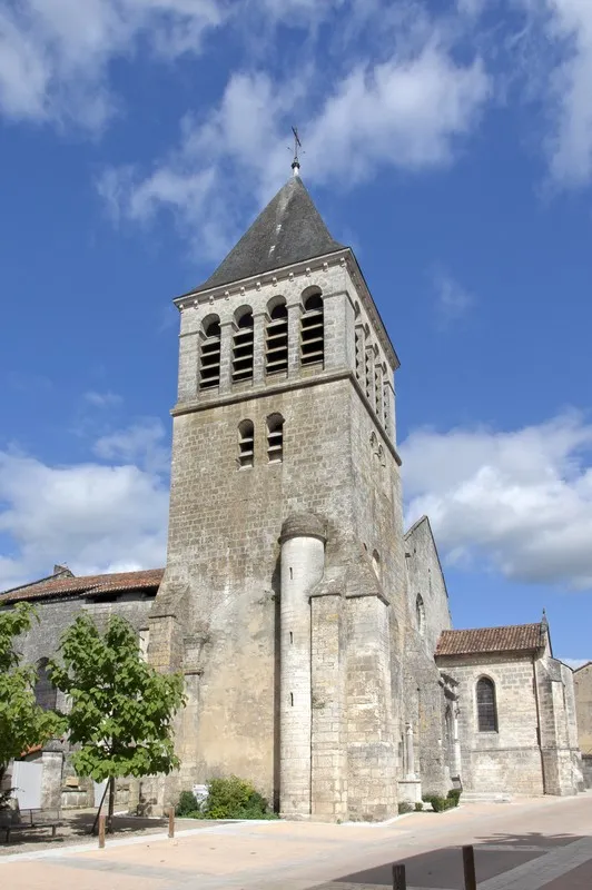 Image qui illustre: Eglise Saint-Laurent à Mareuil en Périgord - 0