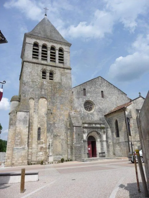 Image qui illustre: Eglise Saint-Laurent à Mareuil en Périgord - 1