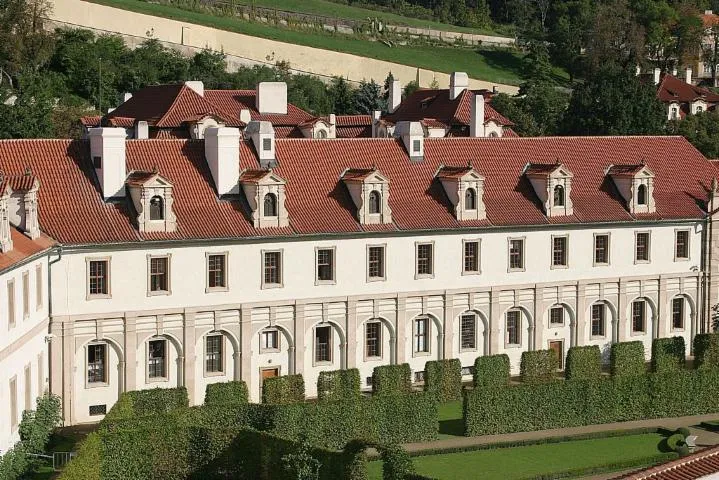 Image qui illustre: Le palais Wallenstein et son jardin