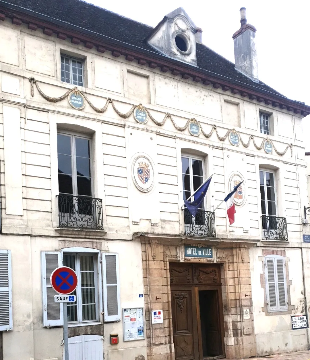 Image qui illustre: Hôtel De Ville à Saint-Jean-de-Losne - 0