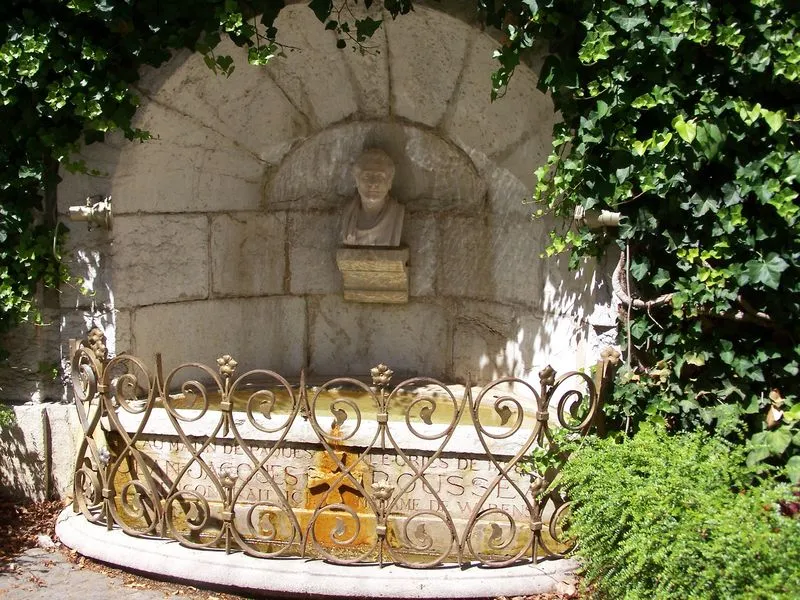Image qui illustre: Fontaine de la Balustre d'Or à Annecy - 0
