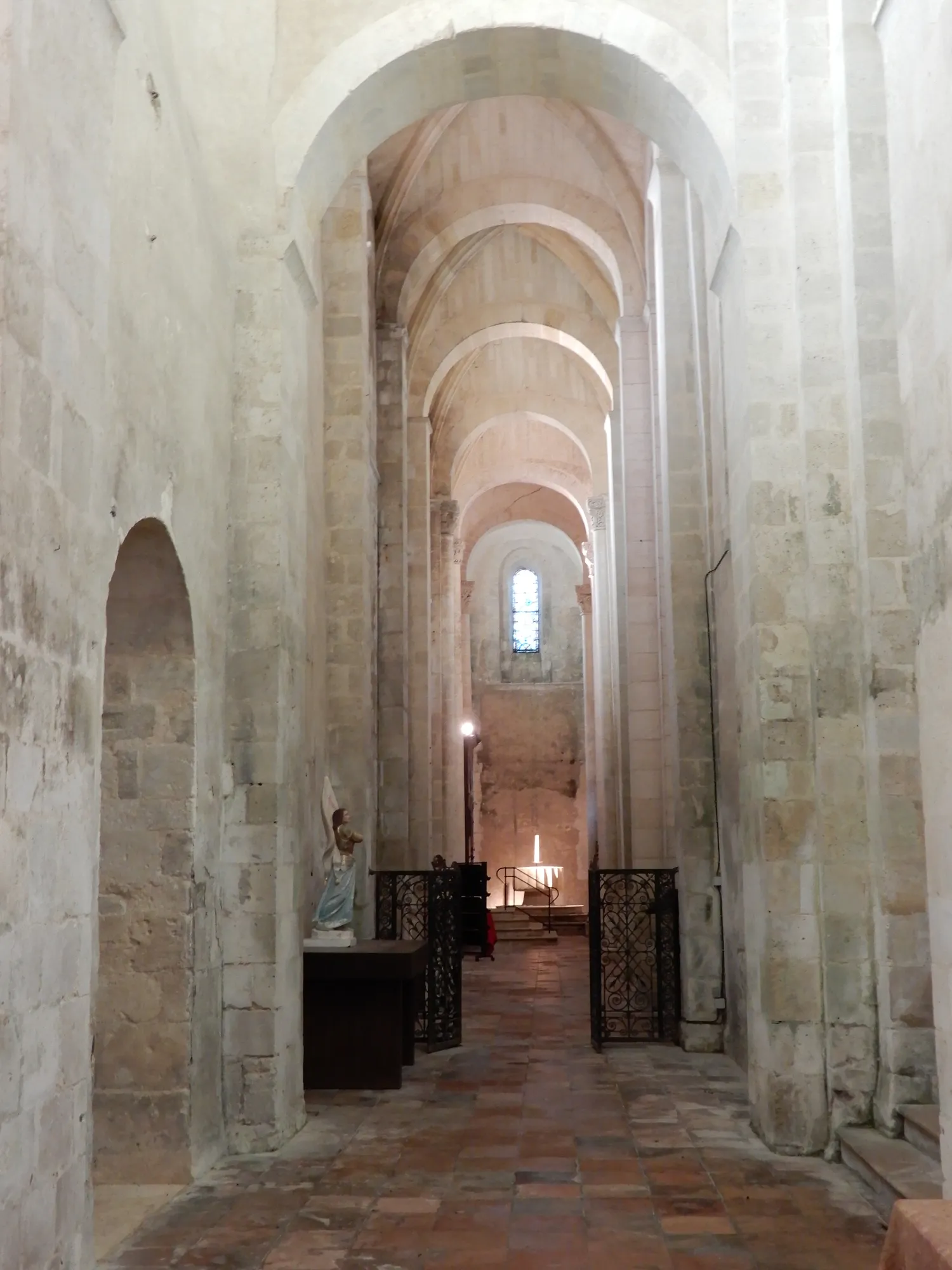 Image qui illustre: Abbatiale De L'abbaye De Vertheuil à Vertheuil - 1