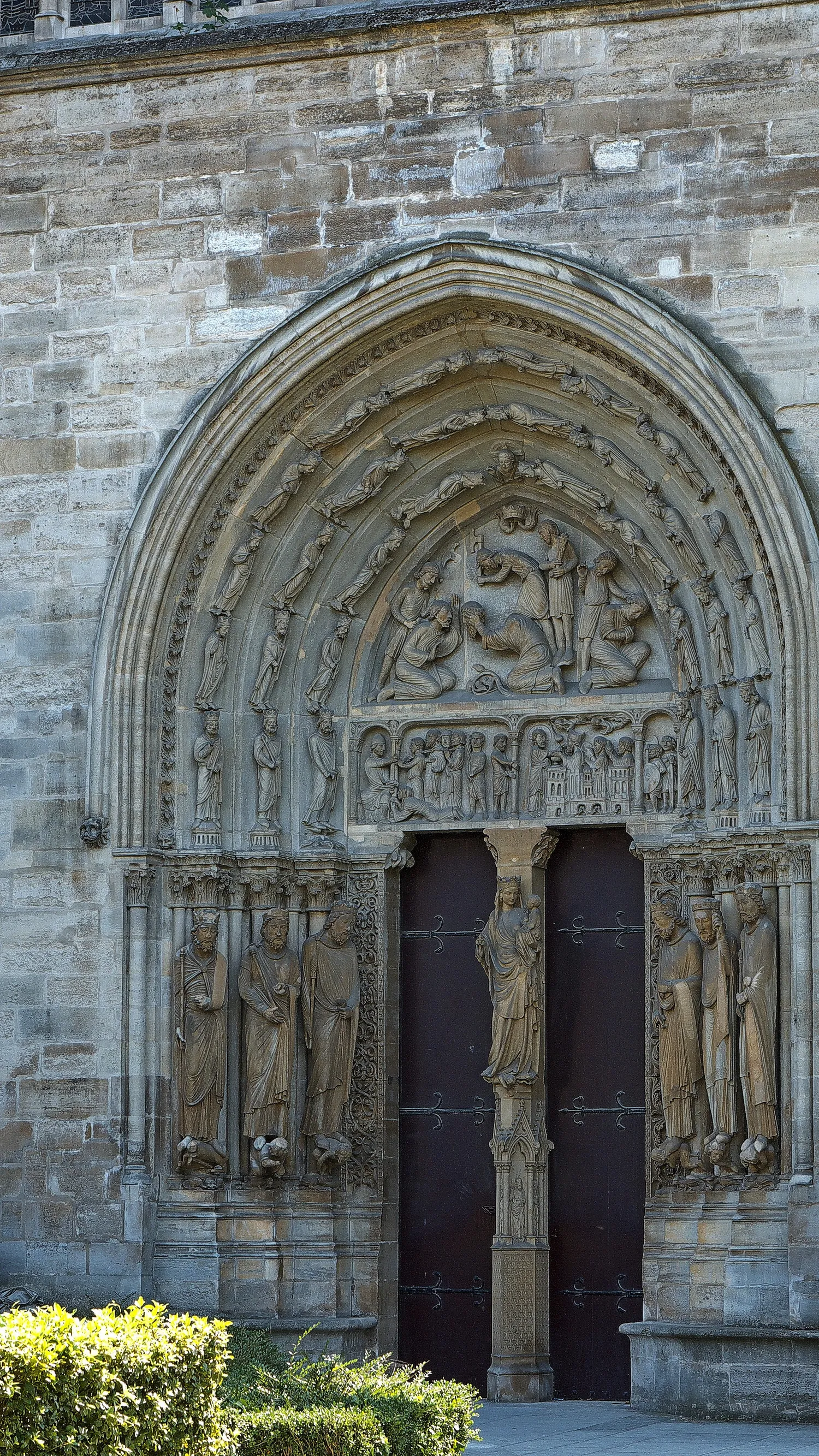 Image qui illustre: Basilique cathédrale de Saint-Denis à Saint-Denis - 0