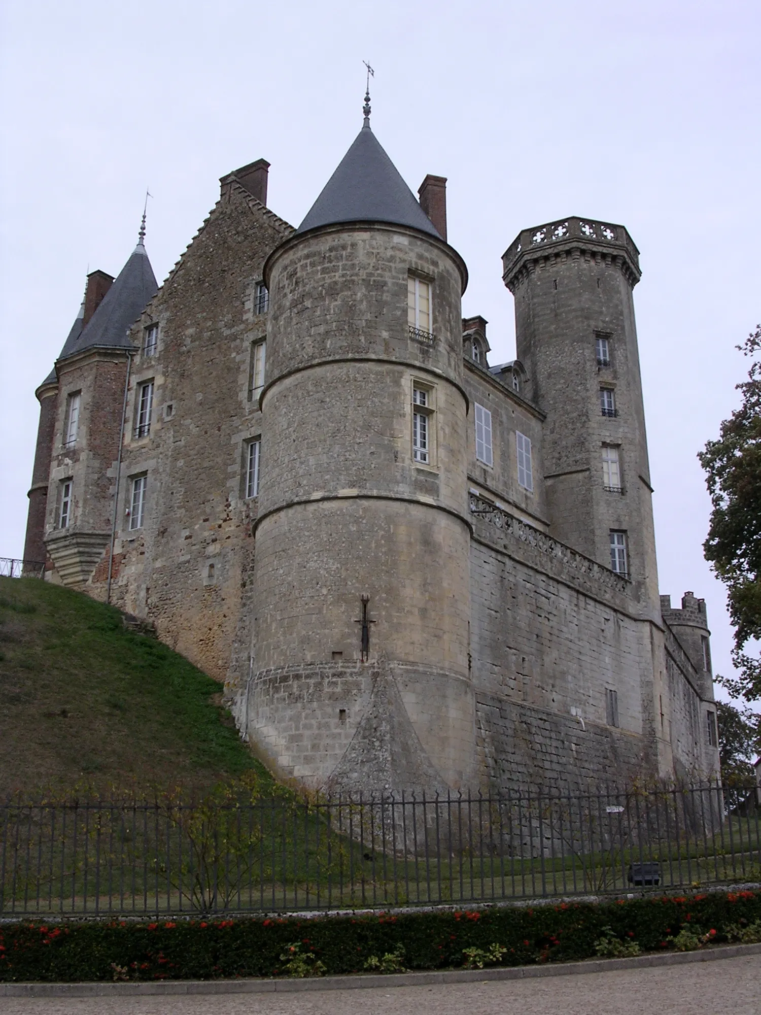 Image qui illustre: Château De Montmirail à Montmirail - 1