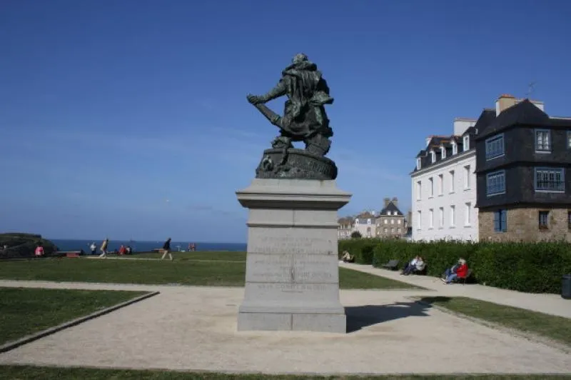 Image qui illustre: Monument à Jacques Cartier à Saint-Malo - 0