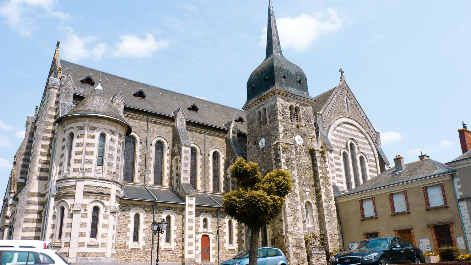 Image qui illustre: Eglise Saint Pierre De Chanzeaux à Chemillé-en-Anjou - 0