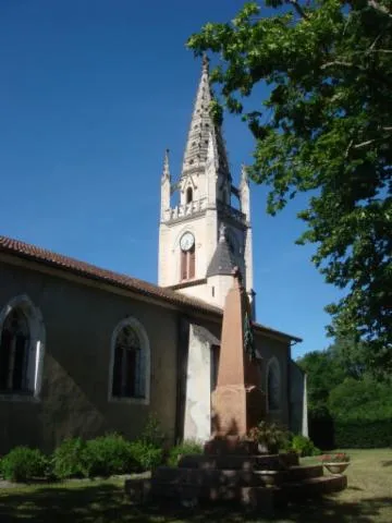 Image qui illustre: Eglise paroissiale Saint-Pierre-et-Saint-Michel