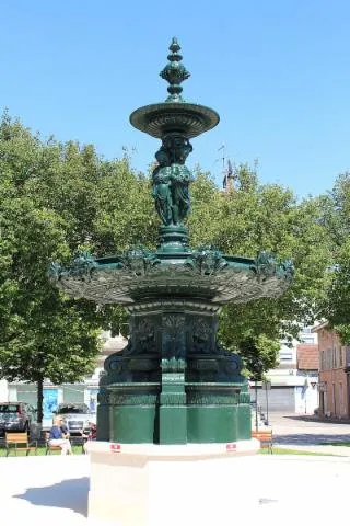 Image qui illustre: La fontaine Bernard