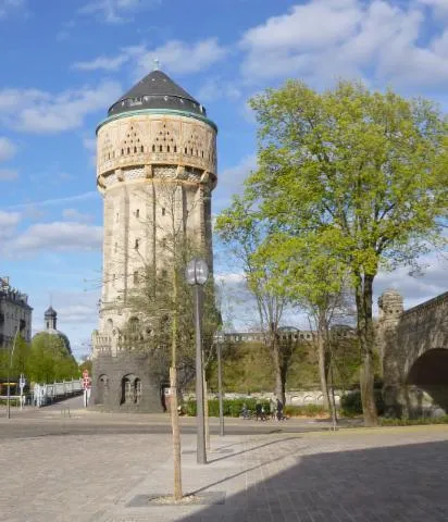 Image qui illustre: Le château d'eau de la Gare de Metz