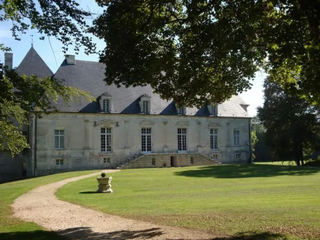 Image qui illustre: Découvrez le parc du château de Nuits-sur-Armançon