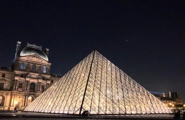 Image qui illustre: Pyramide du Louvre